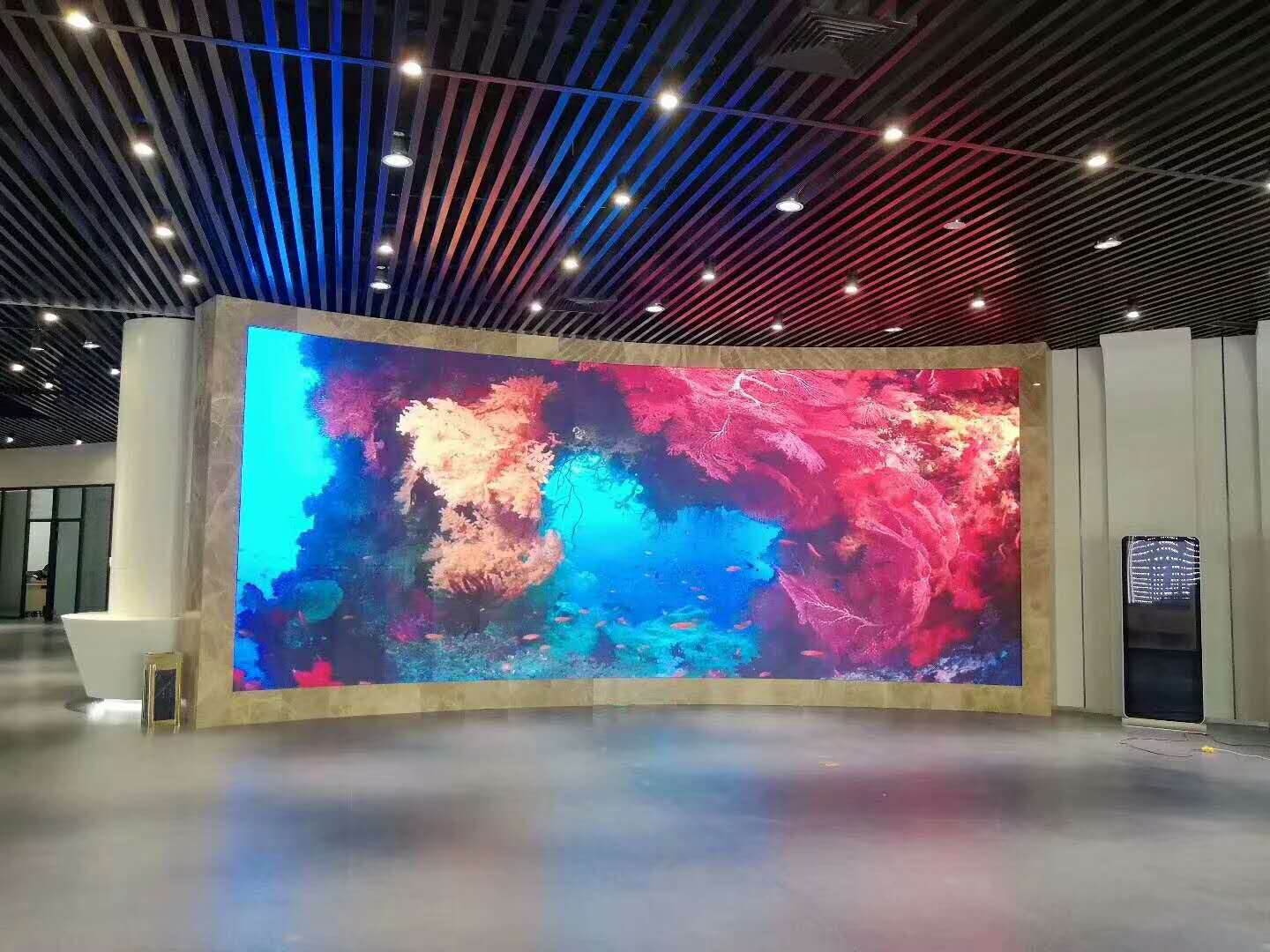 海南海口博物馆室内1.875弧形超清晰小间距全彩屏安装测试效果